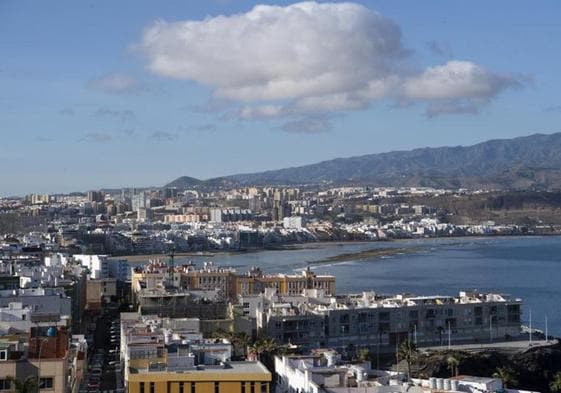 Cielos despejado con escasas nubes en la capital grancanaria.