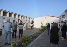 Imagen del entierro de los 3 inmigrantes fallecidos llegados ayer al puerto de La Estaca, en el municipio de Valverde, abordo de de un cayuco con 55 personas y que han sido enterradas en la tarde de hoy domingo en el cementerio del pueblo de El Mocanal, en el municipio de Valverde.
