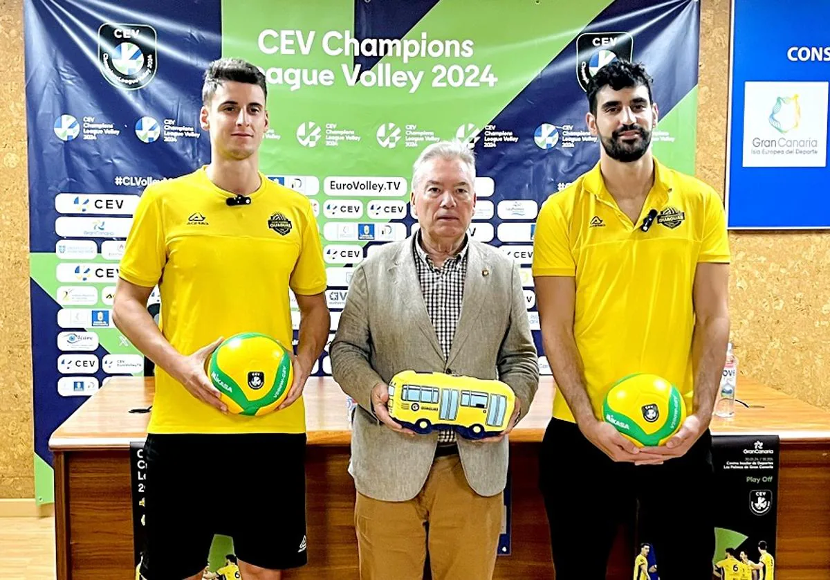 El presidente del CV Guaguas, Juan Ruiz, junto a dos jugadores de la plantilla amarilla.