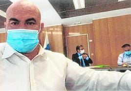 Antonio Navarro, en una autofoto incautada por la Policía Nacional y en el que se ve a la derecha a Conrado Domínguez.