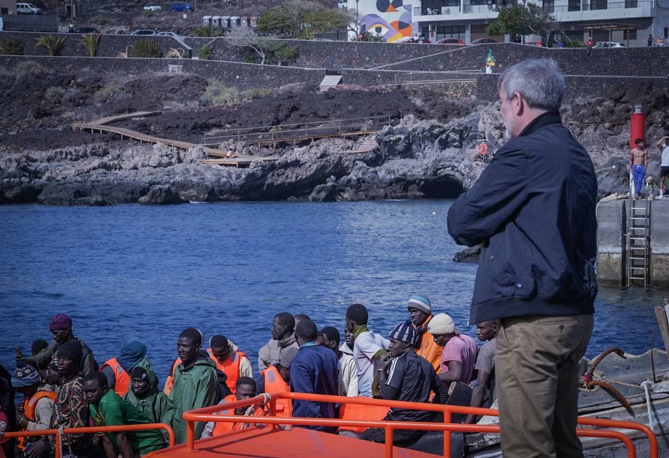 The Canary Islands demand more resources and "more doctors" to care for migrants in El Hierro