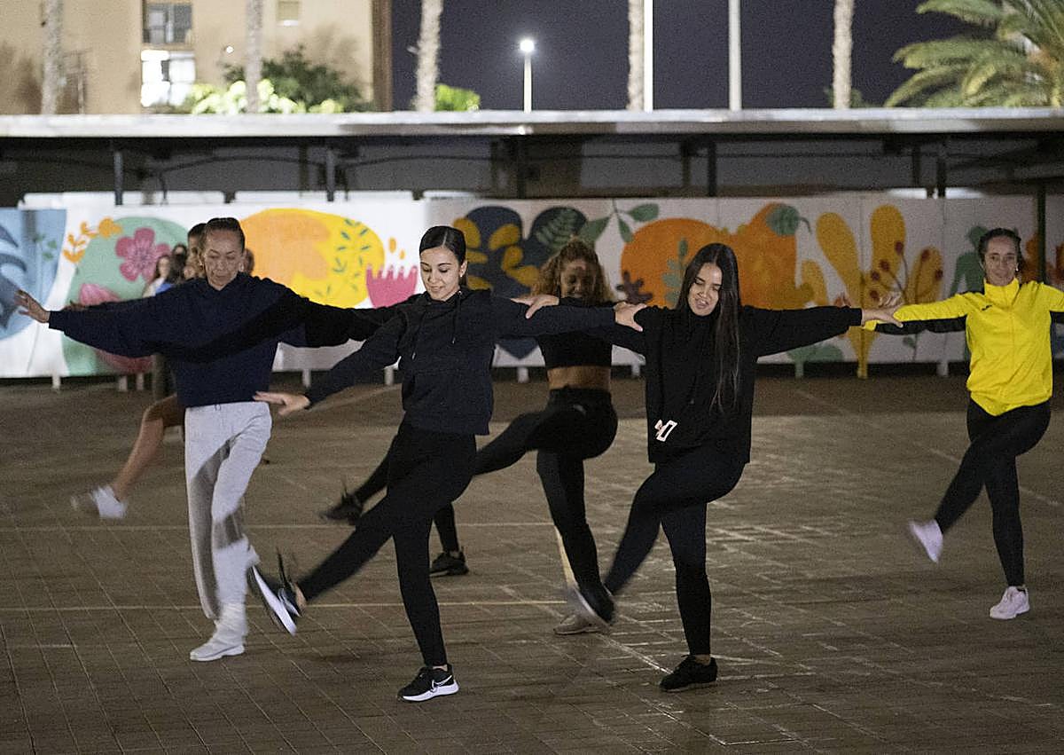 Imagen secundaria 1 - Ensayo y confección de los vestidos. 