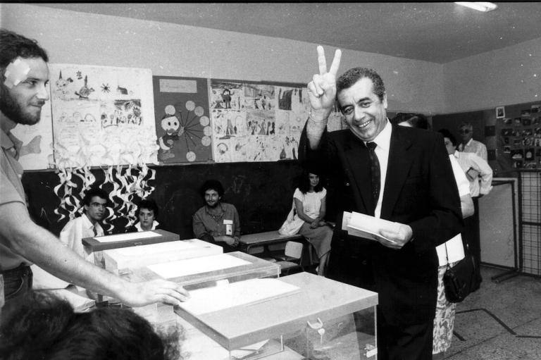 Lorenzo Olarte Cullen, votando en las elecciones de junio de 1987.