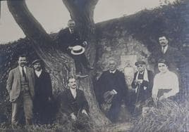 Fotografía en blanco y negro del lote adquirido (1915-1918) en la que se aprecia a Galdós en la finca de San Quintín.