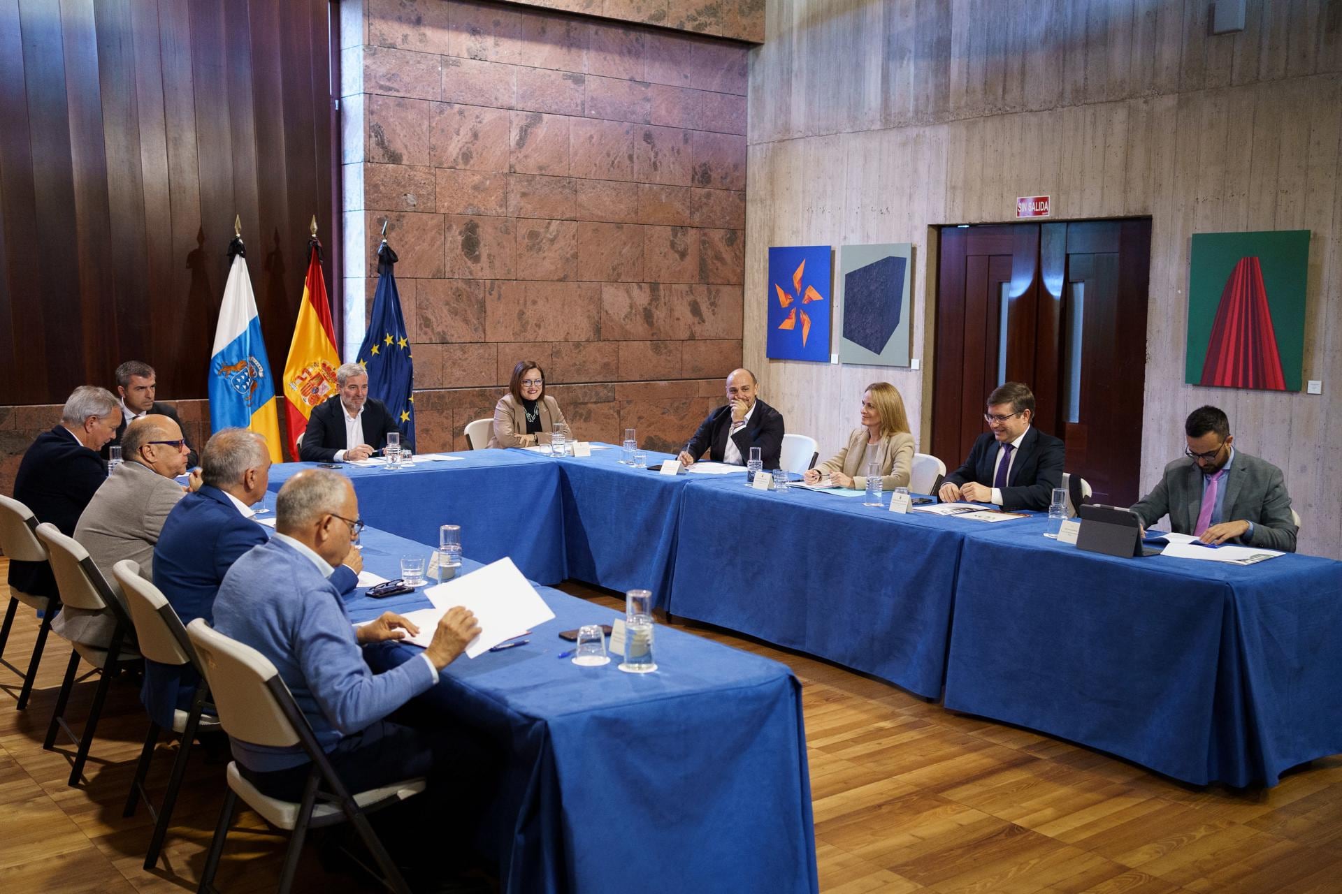 Los grupos parlamentarios de Canarias, a favor de la derivación de menores migrantes