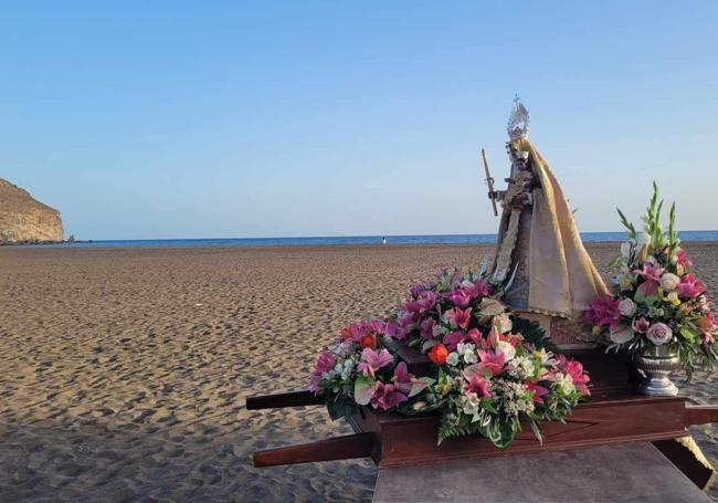 La imagen mariana, en la playa de Gran Tarajal.