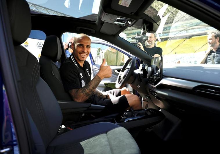 Sandro Ramírez, delantero de la UD Las Palmas, en el acto de entrega de los nuevos vehículos de Domingo Alonso a la plantilla amarilla.