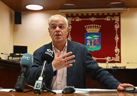 Alpidio Armas, presidente del Cabildo de El Hierro, en la rueda de prensa urgente convocada este jueves en Valverde.