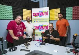 Javier Falero en el estudio de Radio Carnaval acompañado por Isidro González, Alexis Vega y Rubén Tavío.