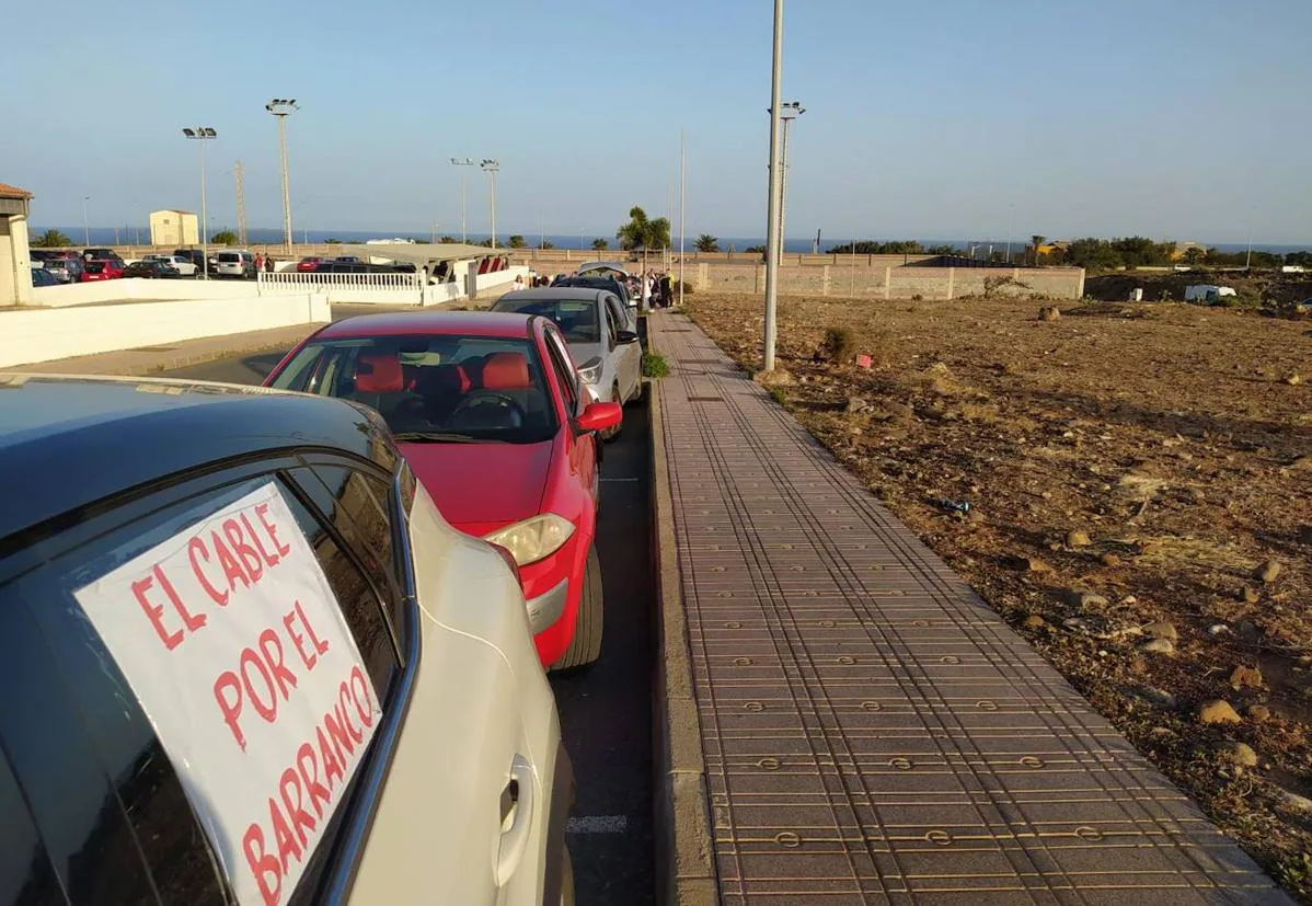 Carrizal monta una caravana de coches para pedir el cable por el