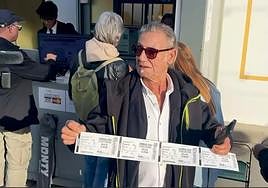 La plaza Manuel Becerra se llenó de gente en busca de su entrada para la gala de la reina.