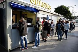 Imágenes de las colas para conseguir entradas de la gala de la reina