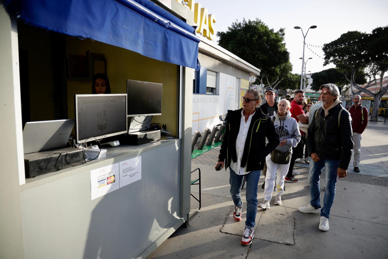 Imágenes de las colas para conseguir entradas de la gala de la reina