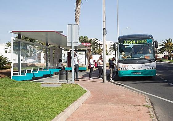 Línea 3 de Tiadhe, entre Puerto del Rosario y las Salinas del Carmen.