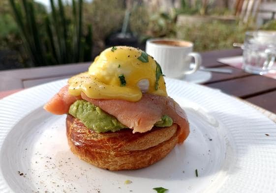 Huevo Benedict, en la terraza del hotel.