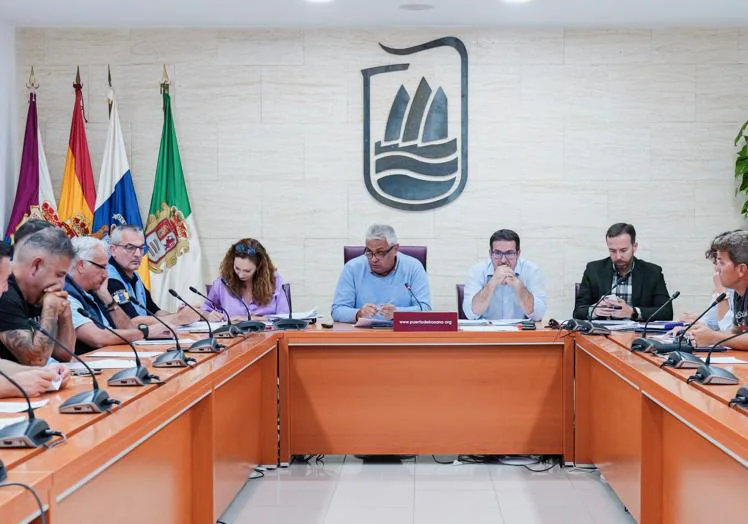 El edil de Transportes, Juan Jiménez, el alcalde David de Vera y el consejero insular Luis González, presidieron la constitución de la mesa del taxi.