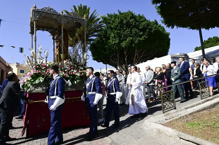 Un momento de la procesión de la Candelaria, escoltada por miembros del Ejército del Aire.