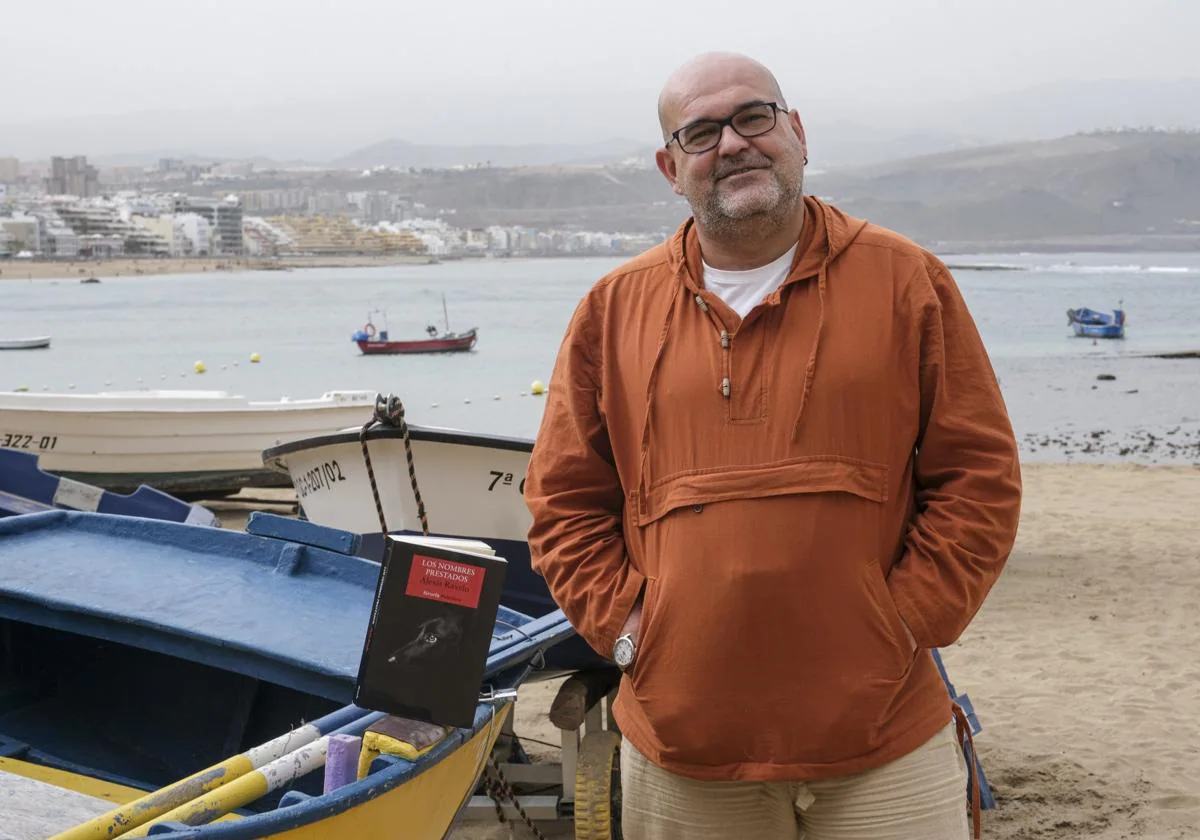Alexis Ravelo, en la playa de Las Canteras, durante una entrevista por su última novela 'Los nombres prestados' (Siruela).