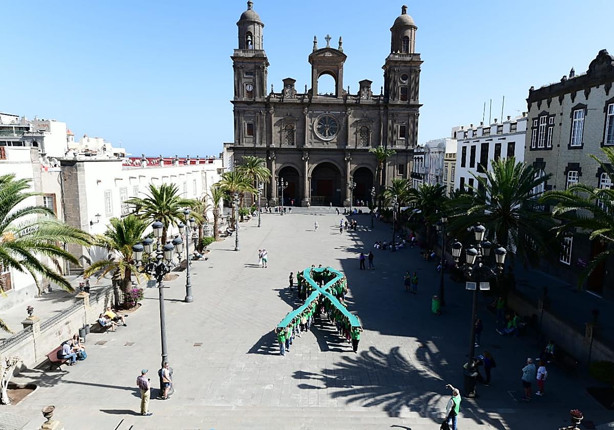 Imagen principal - Lazo humano en Vegueta para concienciar en la lucha contra el cáncer