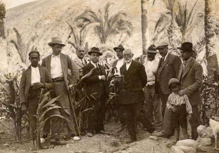 De su puño y letra, Miguel de Unamuno documenta esta foto en el palmeral de Ajuy: «20 de mayo de 1924, ahi van estas fotos hechas en Ajuy».