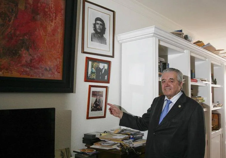 Lorenzo Olarte, en su casa, en una imagen de 2014, con motivo de la muerte de Adolfo Suárez.