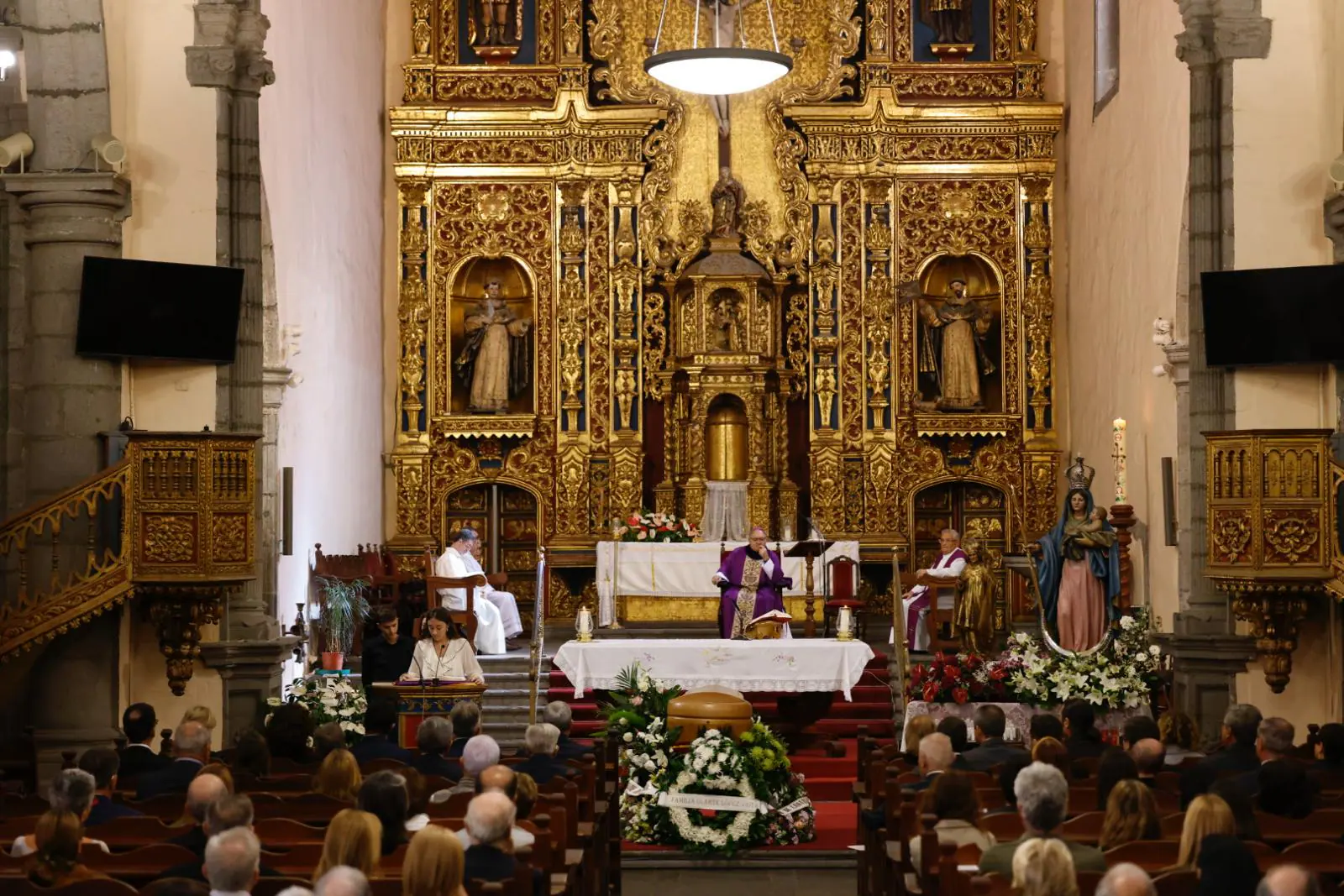 La iglesia de Santo Domingo acoge el último adiós a Olarte