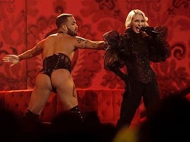 Uno de los momentos de la actuación en el Benidorm Fest.