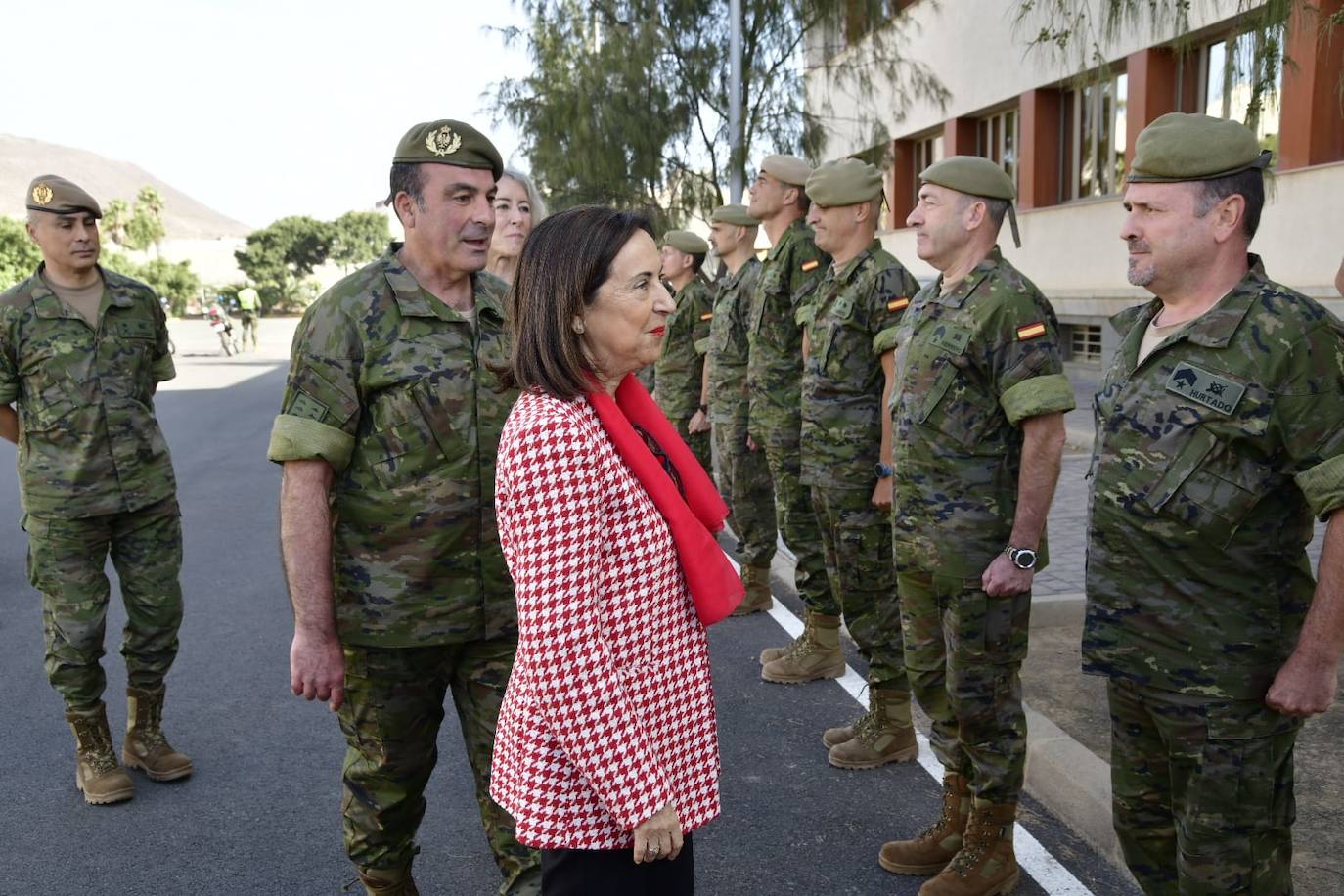 La visita de Robles a la Brigada Canarias XVI, en imágenes