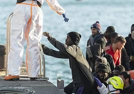 La Salvamar Al Nair, de Salvamento Marítimo, ha rescatado este lunes a 52 personas de origen magrebí y subsahariano localizadas a bordo de una lancha neumática al sureste de Lanzarote. Ya son más de 1.000 personas las rescatadas en el Archipiélago en distintas embarcaciones irregulares desde el pasado fin de semana.