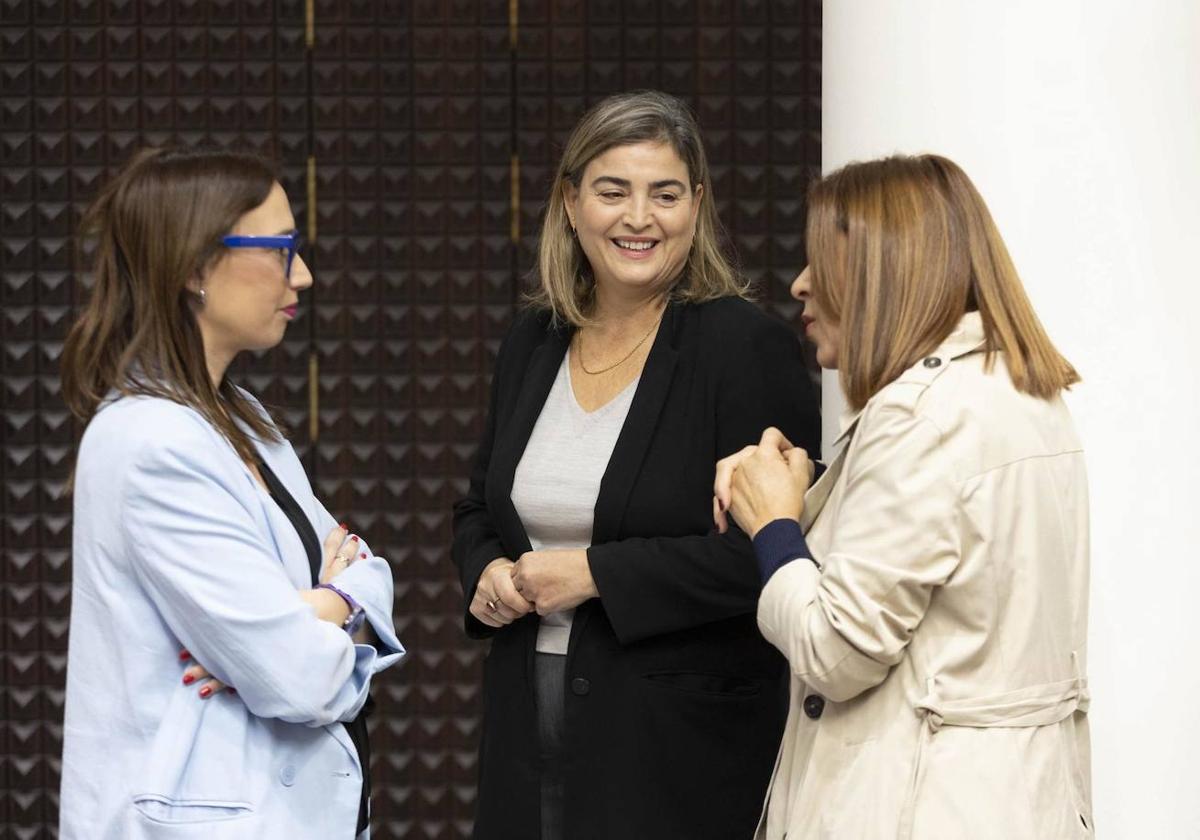 María Méndez conversa con Nira Fierro y Carmen Hernández.