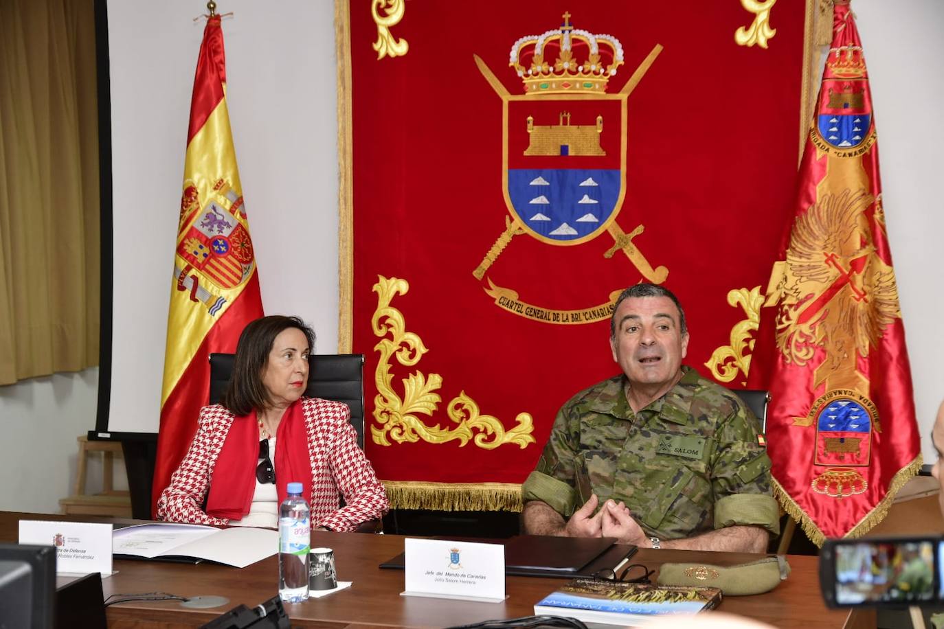 La visita de Robles a la Brigada Canarias XVI, en imágenes