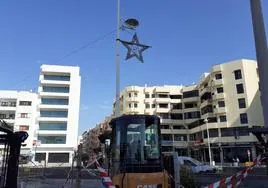 Luces navideñas esta semana aún en la avenida.