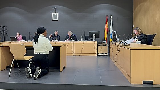 La acusada se dirige a la fiscal Teseida García ante el reproche del magistrado presidente Emilio Moya.