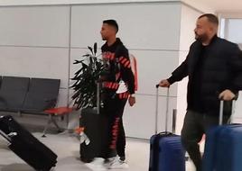 Vídeo de la llegada de Jonathan Viera al aeropuerto de Almería.