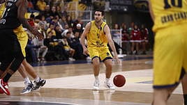 Bassas domina la bola.