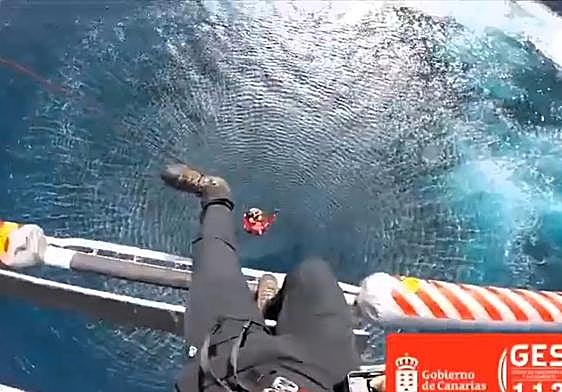 Imagen del rescate en aguas del municipio de San Juan de la Rambla, en Tenerife.