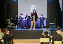 Ariadne se encargó de narrar al público la causa antes del juicio oral con el magistrado Arcadio Díaz Tejera y sus compañeros preparados para al escenificación.