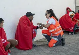 Imagen de un migrante que recibe la primera atención al llegar a las islas.