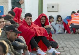 99 personas de origen magrebí, entre ellas varios niños, han llegado este miércoles en una patera a Gran Canaria y Lanzarote.