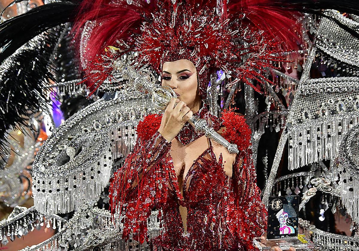 Imagen principal - Lola Ortiz tras ser coronada en 2023, en el escenario esta semana y en una sesión de maquillaje.