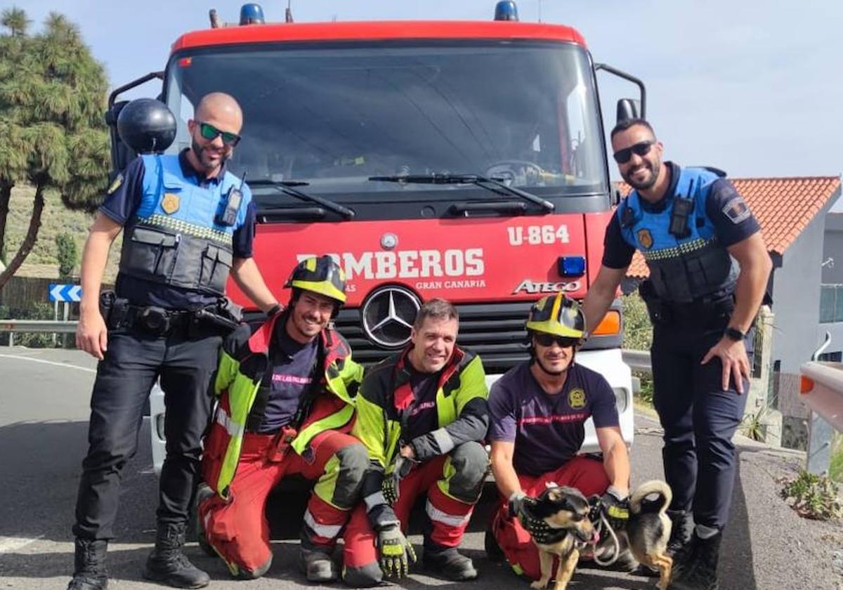 Rescatan a un perro en Las Palmas de Gran Canaria.