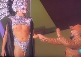 Imagen del sketch que contó con la participación de Kike Pérez y un drag.