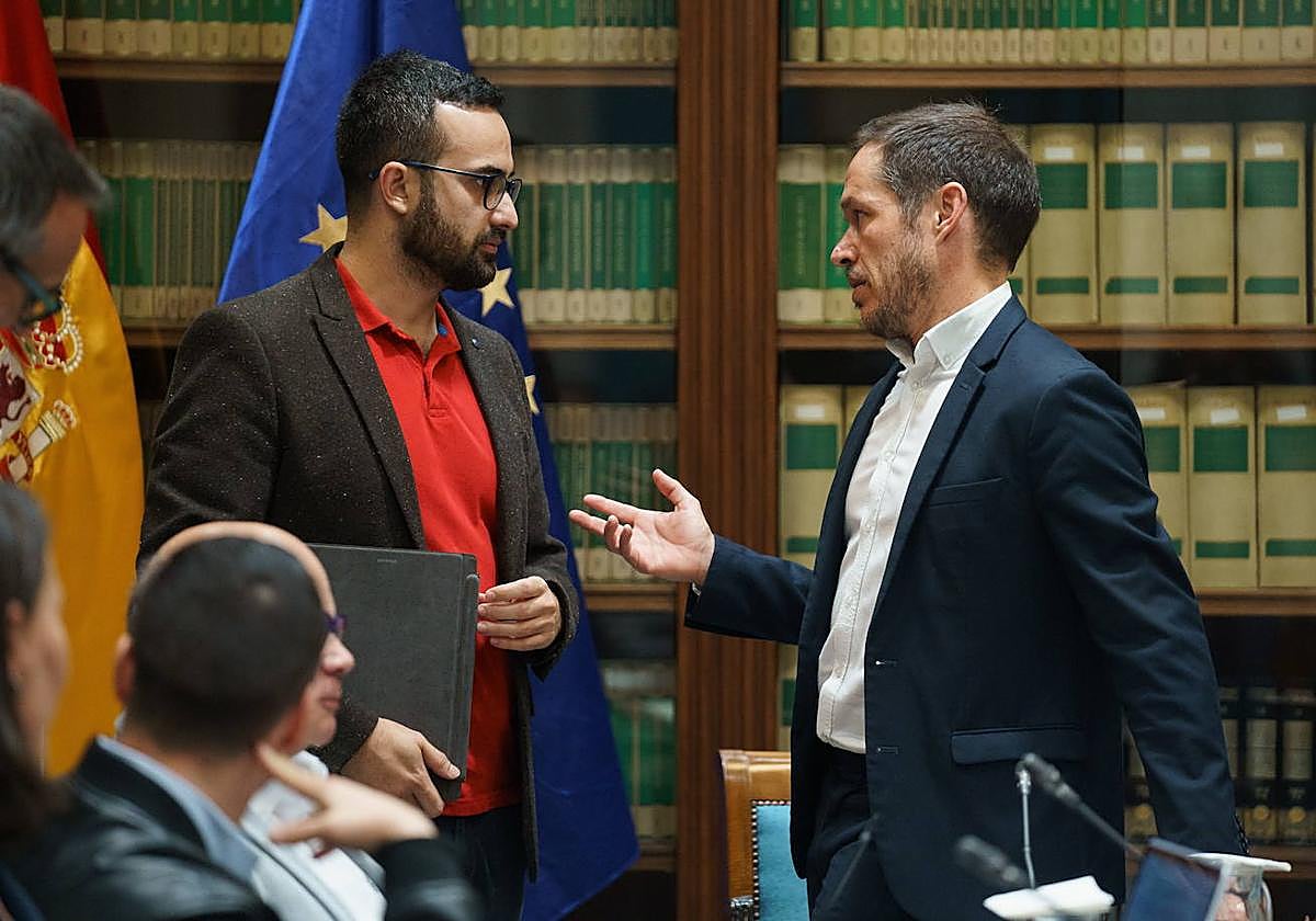 El consejero Zapata (d) con el diputado de AHI, Raúl Acosta.