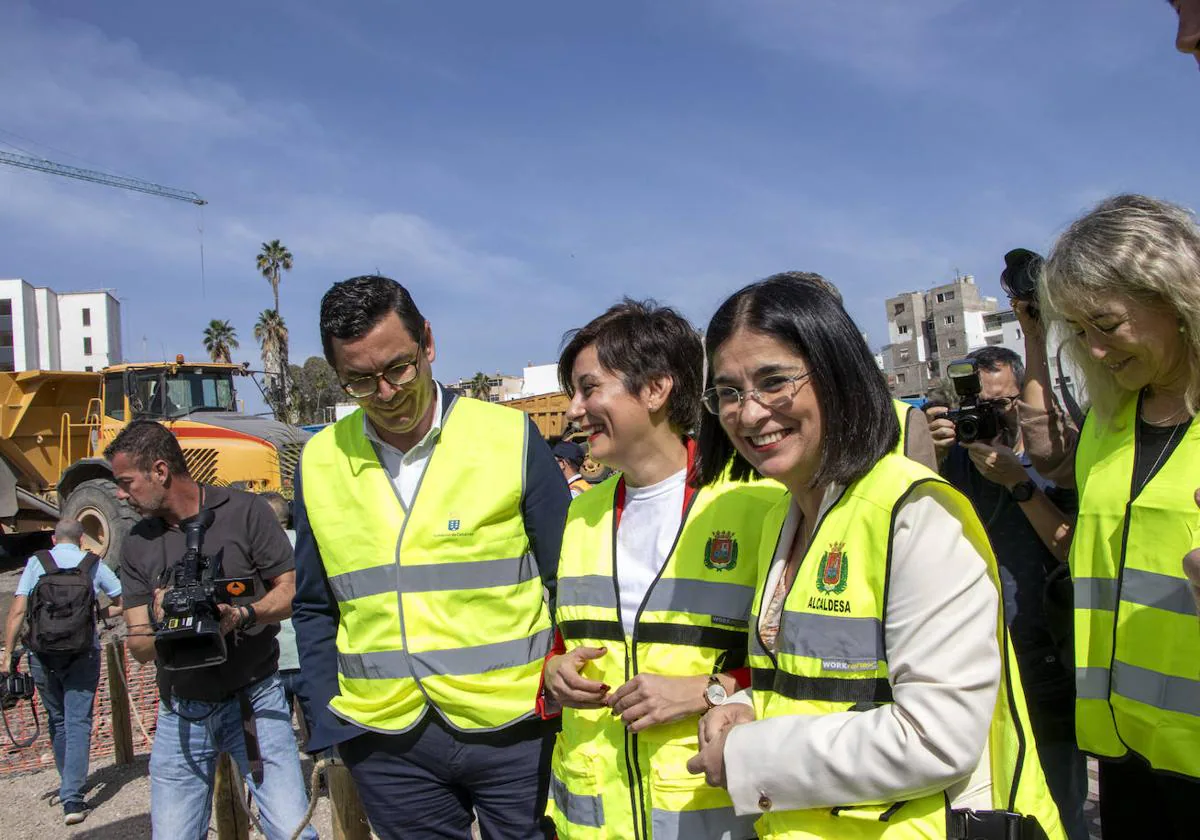 La ministra acompañada por la alcaldesa de Las Palmas de Gran Canaria, Carolina Darias; y el consejero de Obras Públicas y Vivienda del Gobierno de Canarias, Pablo Rodríguez.