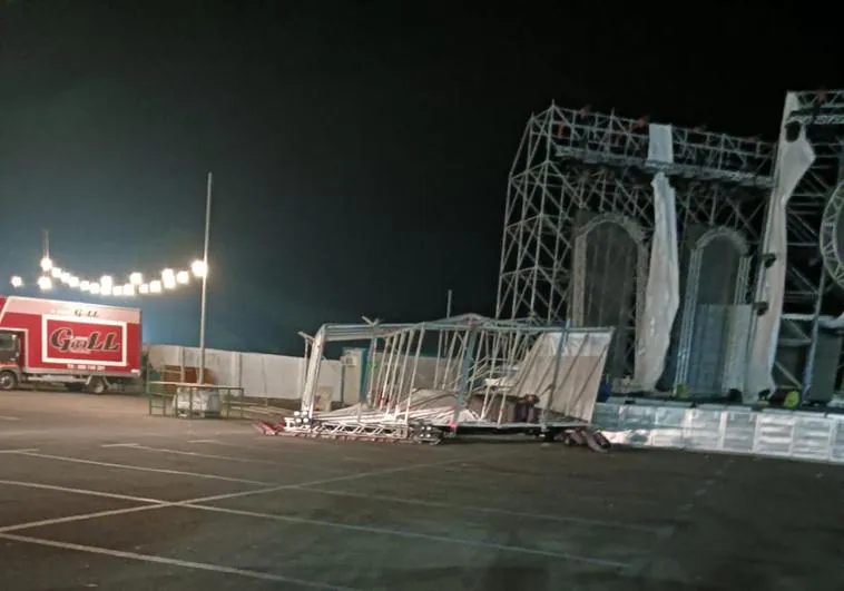 Imagen del escenario del carnaval de Gáldar tras ser dañado por fuertes rachas de viento.