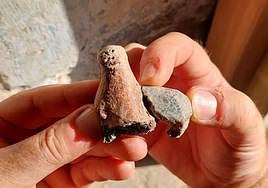 Los dos trozos del ídolo hallado en Malverde.