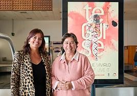 Autoridades junto a un cartel promocional en el aeropuerto.