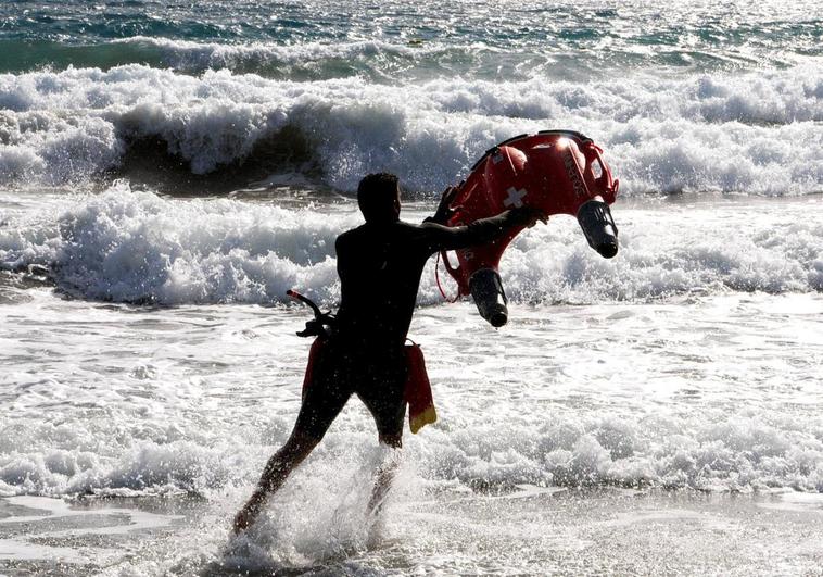Uno de los bomberos prueba el dron en el mar.