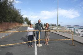 Paca Rosa Suárez, Israel Medina y Lidia Esther Delgado en la valla que marca el cierre de Sierra Nevada.