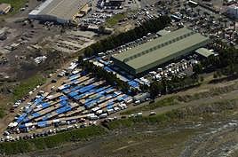 Vista del antiguo mercado, ya derribado, junto a los puestos del mercadillo de Maspalomas.